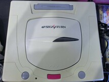 T【C2-93】【100サイズ】SEGA/セガサターン HST-3220 本体セット/ソフト付/通電可/ジャンク扱い/※傷・汚れ有_画像2