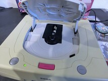 T【C2-93】【100サイズ】SEGA/セガサターン HST-3220 本体セット/ソフト付/通電可/ジャンク扱い/※傷・汚れ有_画像4