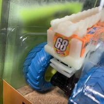 ホットウィール【Target限定日本未発売】 Hot wheels MONSTER TRUCKS GLOW IN THE DARK 5 ALARM モンスタートラック ファイブアラーム_画像4