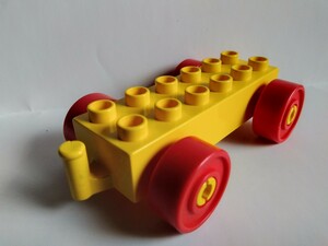 レゴデュプロ 　車　連結可　黄色×赤　四輪車　パーツ　特殊ブロック