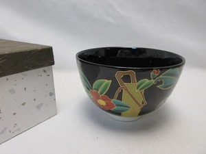 I10030 【 ほぼ未使用 茶道具 藤山作 金彩花絵 黒茶碗 陶印 紙箱 】 検) 作家物 煎茶道具 茶事 茶会 茶器 茶具 お点前 来客 お稽古 ⅰ