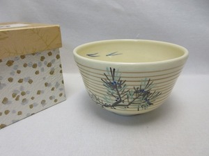 I10032 【 美品 茶道具 香泉造 松絵 茶碗 陶印 紙箱 】 検) 作家物 煎茶道具 茶懐石 茶湯 茶呑 茶事 茶器 来客 お稽古 和物 在銘 ⅰ