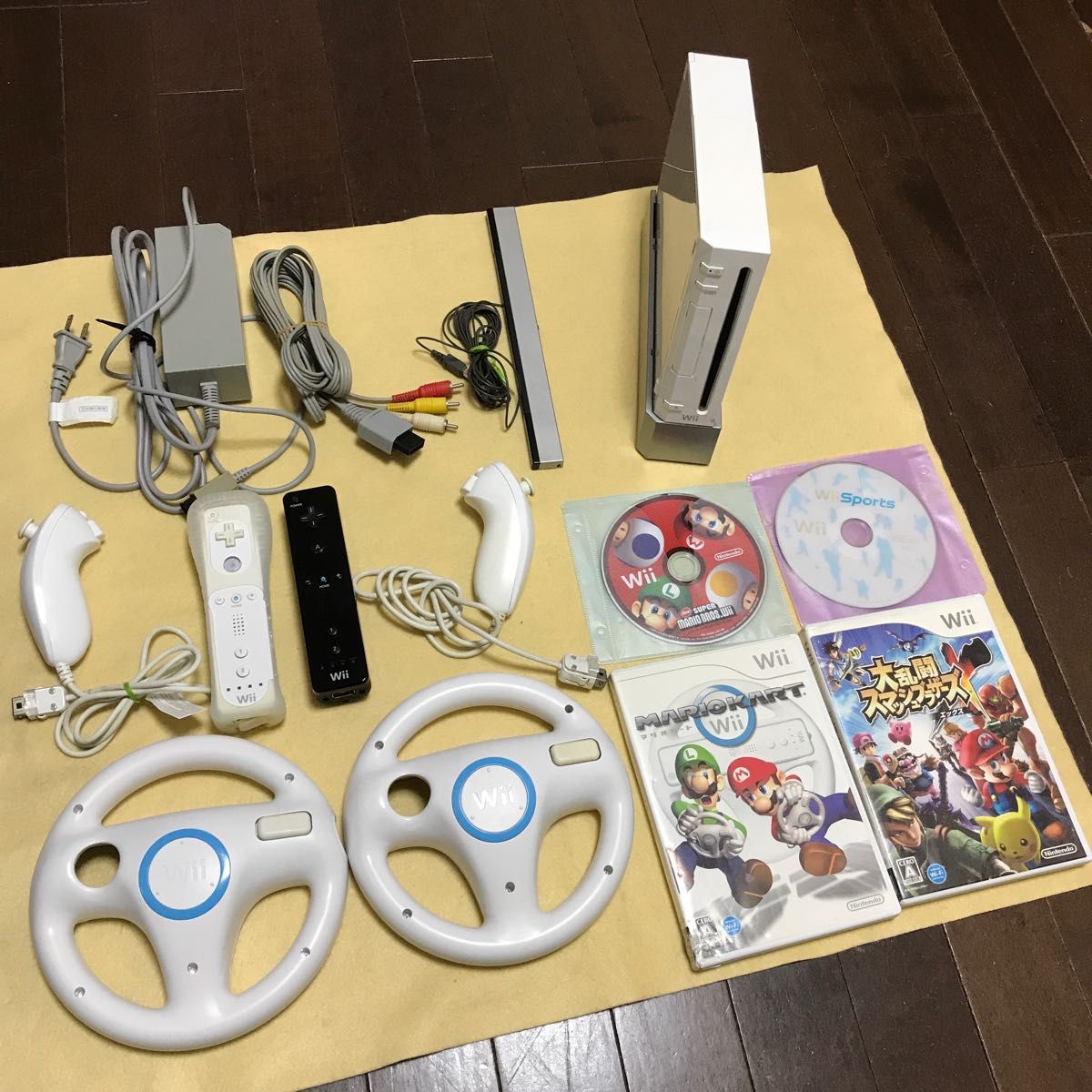Wii(ウィー) 本体+ソフト3本(マリオカート／桃太郎電鉄／はじめてのWii