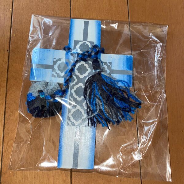 クロスの壁掛けです。壁掛けしなくても飾るだけでかっこいいですブルーが癒されて、素敵です。玄関やお部屋のインテリアにお使い下さい。