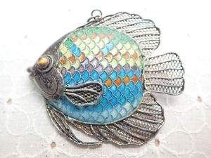 L555　ヴィンテージ シルバー ブローチ　カラフルな魚のデザイン　フィッシュ　トップにも　SILVER　Vintage　brooch