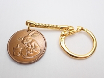 Z270　メダル　日曜表メダル　1999年　干支　うさぎ　兎　造幣局製　キーホルダー　記念品_画像2