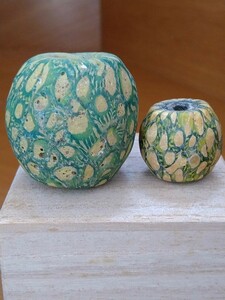 トンボ玉　とんぼ玉　マニック　　　東南アジア　発掘　３世紀？　可愛いく美しい　特大　アート　とんぼだま　２つ　野菜のような模様と形