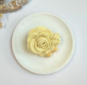 ☆☆ハンドメイド　お花と実のコサージュ　ブローチ　薔薇バラ　黄色イエロー　フォーマル　結婚式　入園入学　卒園卒業☆☆