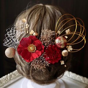 和装髪飾り 赤いアネモネと金のかすみ草の髪飾り 結婚式 卒業式 成人式 七五三