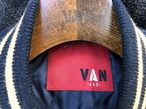 VAN JAC van jac 貴重品　袖革淡いオリーブ色とネイビースタジアムジャンバー_画像2