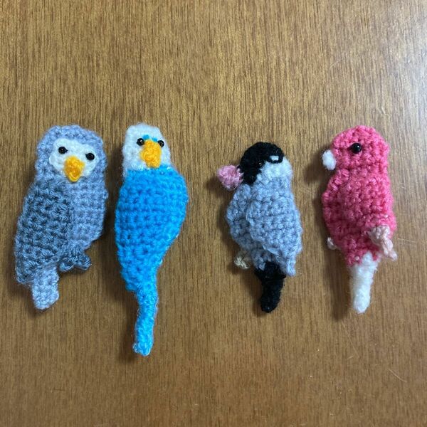 手編みの鳥のブローチ4点セット　フクロウ、インコ、文鳥、カナリア　ハンドメイド品