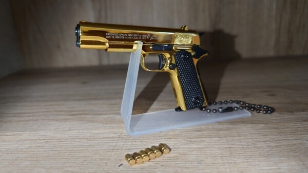 精巧1/3スケール ミニチュアモデルガン　コルトM1911 ガバメント　ゴールド　スタンド＋追加ダミーカート