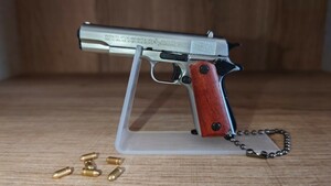 精巧1/3スケール ミニチュアモデルガン　コルトM1911 ガバメント　ウッドグリップ　シルバー　スタンド＋追加ダミーカート