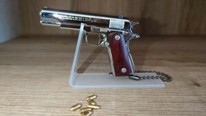 精巧1/3スケール ミニチュアモデルガン　コルトM1911 ガバメント　ウッドグリップ スタンド＋追加ダミーカート