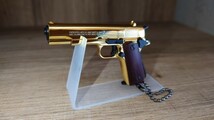 精巧1/3スケール ミニチュアモデルガン　コルトM1911　ウッドハンドルモデル　ゴールド　モデルガンキーホルダー　_画像2