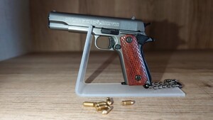 精巧1/3スケール ミニチュアモデルガン　コルトM1911 ガバメント　ウッドグリップフルチェッカー　ガンカラースタンド＋追加ダミーカート