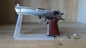 ..1/3 scale miniature model gun desert Eagle wood grip silver toy gun military model gun 