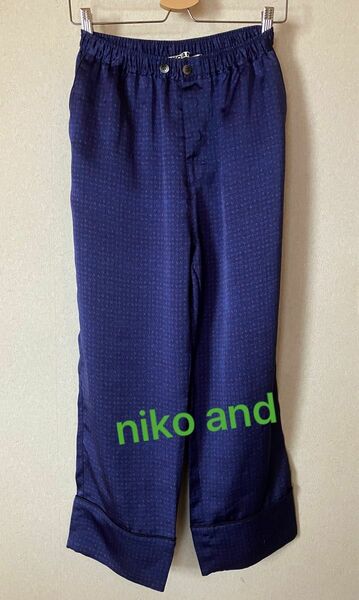 niko and… サテン生地柄パンツ　