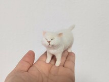 ＊obu＊ハンドメイド＊ 羊毛フェルト　猫 白猫　和猫　福猫 ねこ 立ちポーズ お散歩　手のひらサイズ_画像3