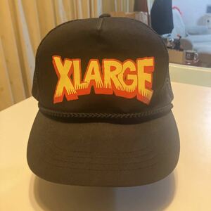 X-LARGE トラッカー メッシュキャップ 帽子 ブラック