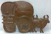 ・ビンテージ　インド　銅製打出し彫刻　牛車オブジェ・ウォールプラーク_画像2