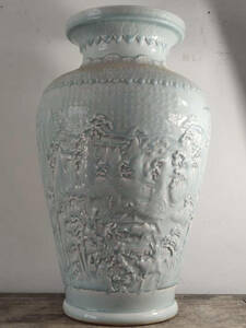 清代　青釉　浮き彫り　人物風景紋古磁瓶