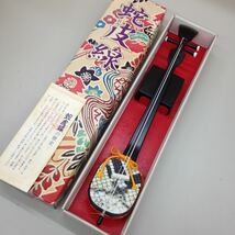 【中古品】蛇皮線 開鐘 弦楽器 置物 室町時代の楽器 ミニチュア_画像1