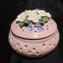 フラワー小物入れ 陶器 ポプリポット 直径約10.5cm ピンク色 洋風 飾り 置物 【3955】_画像1