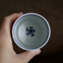 【無傷】総蛸唐草文 覗き猪口 古伊万里 江戸後期 酒器 酒盃 ぐい呑 筒盃 茶道具 染付 青華 古民藝 骨董 のぞき 検 蕎麦猪口 くらわんか_画像2