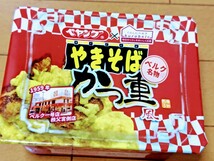 ●期間限定 ペヤングやきそば／スーパーベルク限定販売 かつ重風やきそば １個_画像1