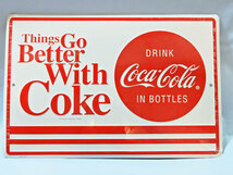 コカ・コーラ DRINK Coca-Cola IN BOTTLES ちょっと大きなティンサインプレート USA製 ガレージ看板 飲食店装飾 凹凸看板 未開封 長期在庫 _画像1