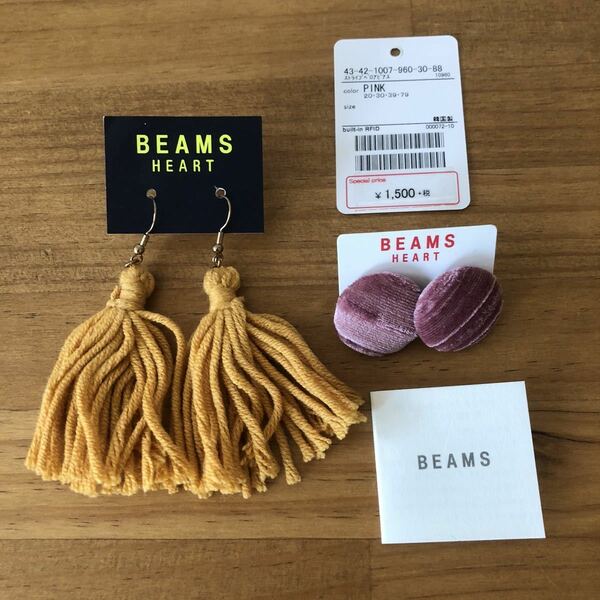 新品未使用★ビームス　BEAMS HEART　毛糸タッセルピアス　ストライプベロアピアス　2セット　アクセサリー