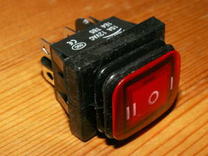 12V 6ピン　オン-オフ-オン3ポジション 照明付きロッカースイッチ（赤）