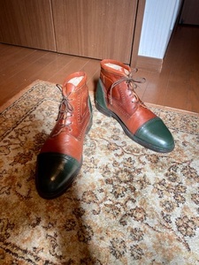 Chukka・ANKLE BOOTS Made in the ITALY コンビ茶色と緑色.メンズ、・足首チャッカーブーツモデル.