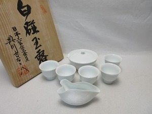 510325 【 ほぼ未使用 茶道具 奥川忠右衛門 白磁玉露 煎茶揃え 煎茶器 宝瓶 湯冷まし 湯呑茶器一式 底印 共箱 】 検) 日本工芸会正会員 ⅱ