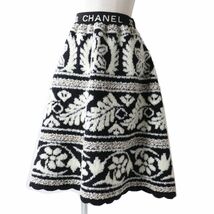 未使用◎正規 フランス製 CHANEL シャネル 19K P62586 レディース ノルディック柄 ウエストロゴ フレアスカート 黒×白×マルチ 34 タグ付_画像1