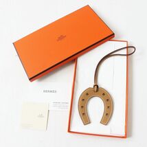 未使用品◎正規品 フランス製 HERMES エルメス パドックシュバル ホースシュー バッグチャーム ビスキュイ ヴォ―スイフト 箱・タグ付き_画像2