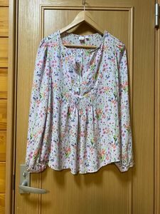 新品　　GAP ゆったりＭサイズ　花柄カットソー　ブラウス　シャツ　