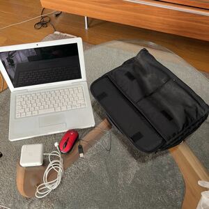 ◆ Apple MacBook A1181 ジャンク品 2007モデル 動作未確認　ADP-60AD付き　パソコンケース付き