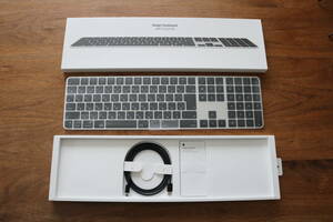 [未使用に近い/現行モデル] AppleシリコンMacモデル用 Touch ID搭載 Magic Keyboard ブラック テンキー付き/JIS配列 A2520 MMMR3J/A Black