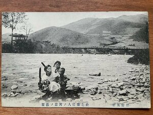 FF-7105 ■送料込■ 朝鮮 北韓婦人の河原の洗濯 女性 河川 川 子供 民族 風俗 朝鮮人 人 韓国 風景 景色 戦前 絵葉書 写真 古写真/くNAら