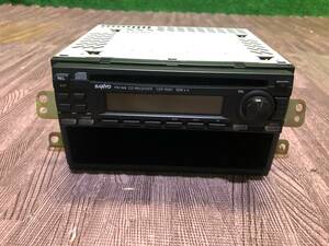 サンヨー SANYO　CDプレーヤーデッキ　カーオーディオ　CDF-R301　管15950