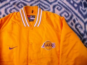 NIKE製 ロサンゼルス レイカーズ 黄色ジャンパー 極美品 XL Los Angeles Lakers NBA ナイキ