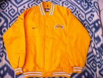 NIKE製 ロサンゼルス レイカーズ 黄色ジャンパー 極美品 XL Los Angeles Lakers NBA ナイキ_画像2