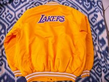 NIKE製 ロサンゼルス レイカーズ 黄色ジャンパー 極美品 XL Los Angeles Lakers NBA ナイキ_画像5