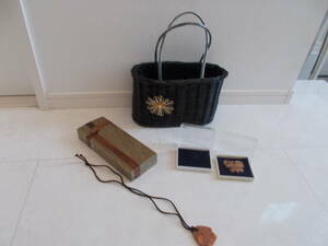 黒い籠バッグ（ブローチ付き）、桜皮細工の木箱、ペンダントトップ２点