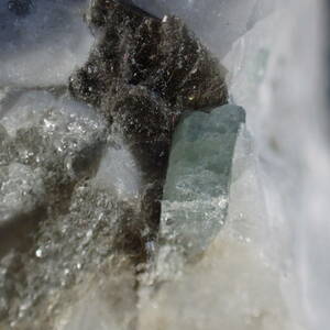 インド共和国 ビハール州産 アクアマリン / バイオタイト 原石 26.0g 天然石 鉱物 雲母 緑柱石 共生鉱物 パワーストーン
