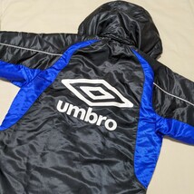 +WX91 umbro アンブロ 子供 キッズ 130 男の子 男子 長袖 中綿入り 裏ボア コート ベンチコート 黒 ブルー スポーツ ウェア 防寒_画像3