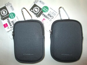 ★新品 DAISO ダイソー 100円ショップ CAMERA CASE カメラケース（カラビナ付）グレー 電子機器の収納に便利 ミニポーチ イヤホン 小物★