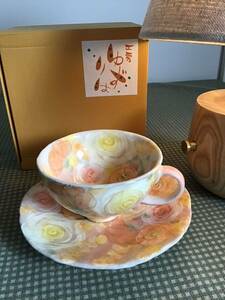 Art hand Auction Kobo Yuzuriha Seto Ware Tableware Coffee Cup & Saucer Tea Cup Colorful Bouquet Floral Pattern Ornate Ceramic Hand Painted Very Popular C Box, japanese ceramics, Seto, teacup, cup